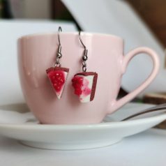 Meggyes sajttorta szelet fülbevaló