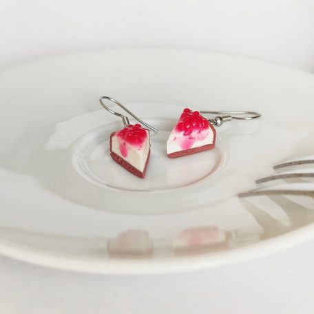 Meggyes sajttorta szelet fülbevaló