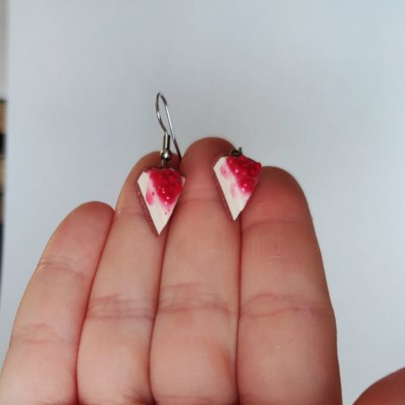 Meggyes sajttorta szelet fülbevaló