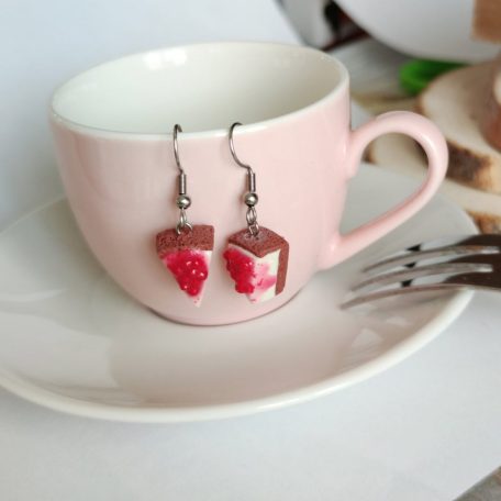 Meggyes sajttorta szelet fülbevaló