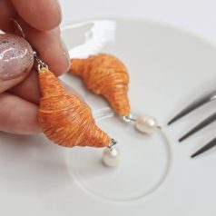 Lógós croissant fülbevaló gyönggyel
