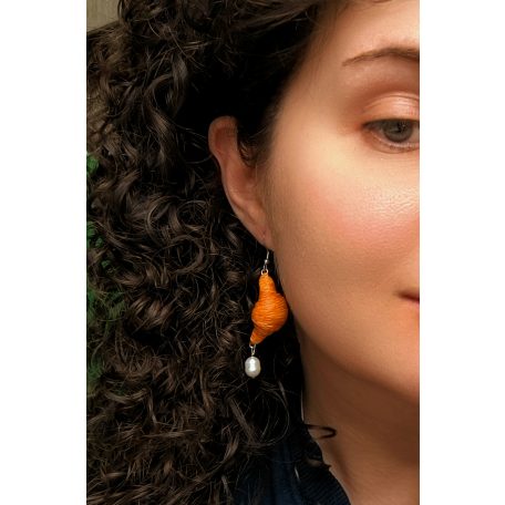 Lógós croissant fülbevaló gyönggyel