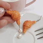Lógós croissant fülbevaló gyönggyel