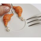 Lógós croissant fülbevaló gyönggyel