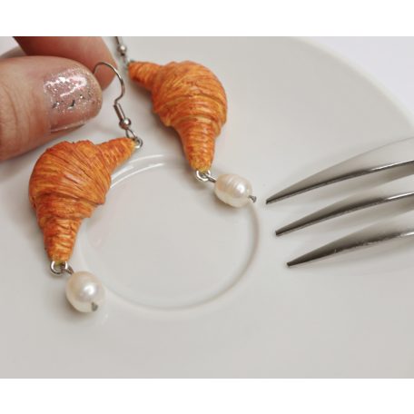 Lógós croissant fülbevaló gyönggyel