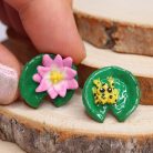 Tavirózsa fülbevaló békával