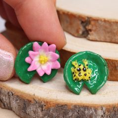 Tavirózsa fülbevaló békával