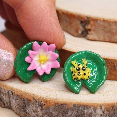 Tavirózsa fülbevaló békával