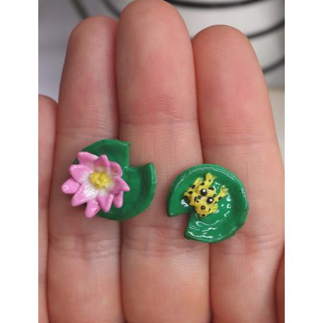 Tavirózsa fülbevaló békával