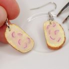 Zsíros kenyér lilahagymával lógós fülbevaló