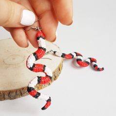 Piros csíkos kígyó fülbevaló