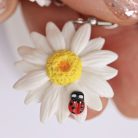 Lógós margaréta fülbevaló katicabogárral