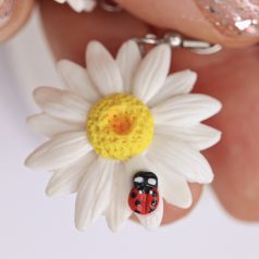 Lógós margaréta fülbevaló katicabogárral