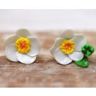 Bedugós fehér virág fülbevaló