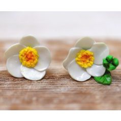 Bedugós fehér virág fülbevaló