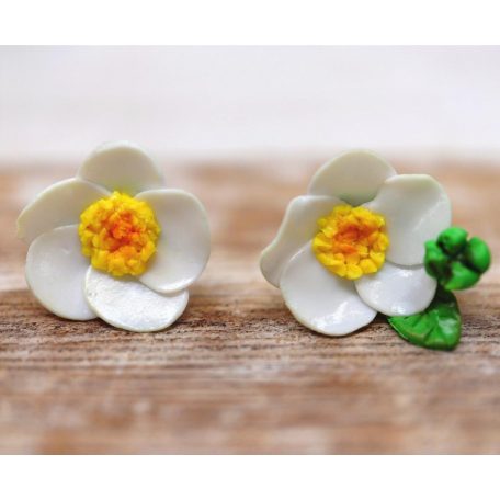 Bedugós fehér virág fülbevaló