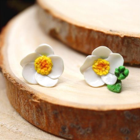 Bedugós fehér virág fülbevaló