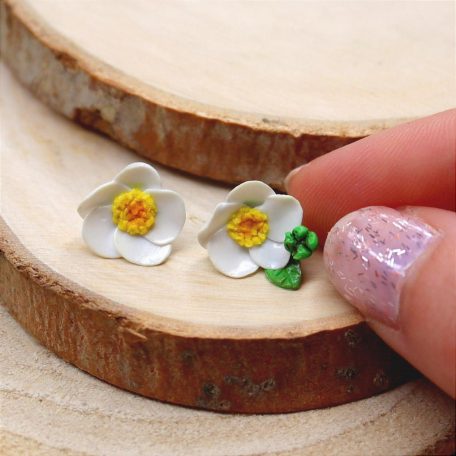 Bedugós fehér virág fülbevaló