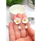 Fehér virág fülbevaló édesvízi gyönggyel