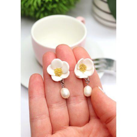Fehér virág fülbevaló édesvízi gyönggyel