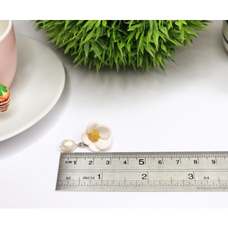 Fehér virág fülbevaló édesvízi gyönggyel