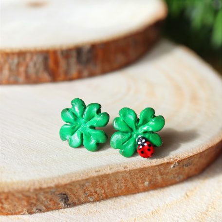 Négylevelű lóhere fülbevaló katicával