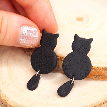 Fekete macska fülbeavaló