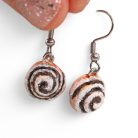 Kakaós csiga porcukorral lógós fülbevaló