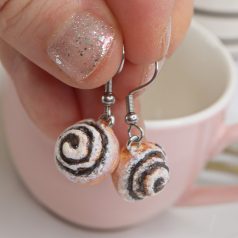 Kakaós csiga porcukorral lógós fülbevaló