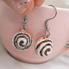 Kakaós csiga porcukorral lógós fülbevaló