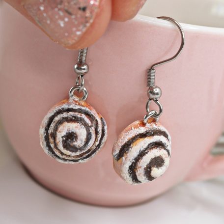 Kakaós csiga porcukorral lógós fülbevaló