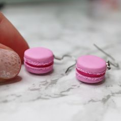 Lógós macaron fülbevaló